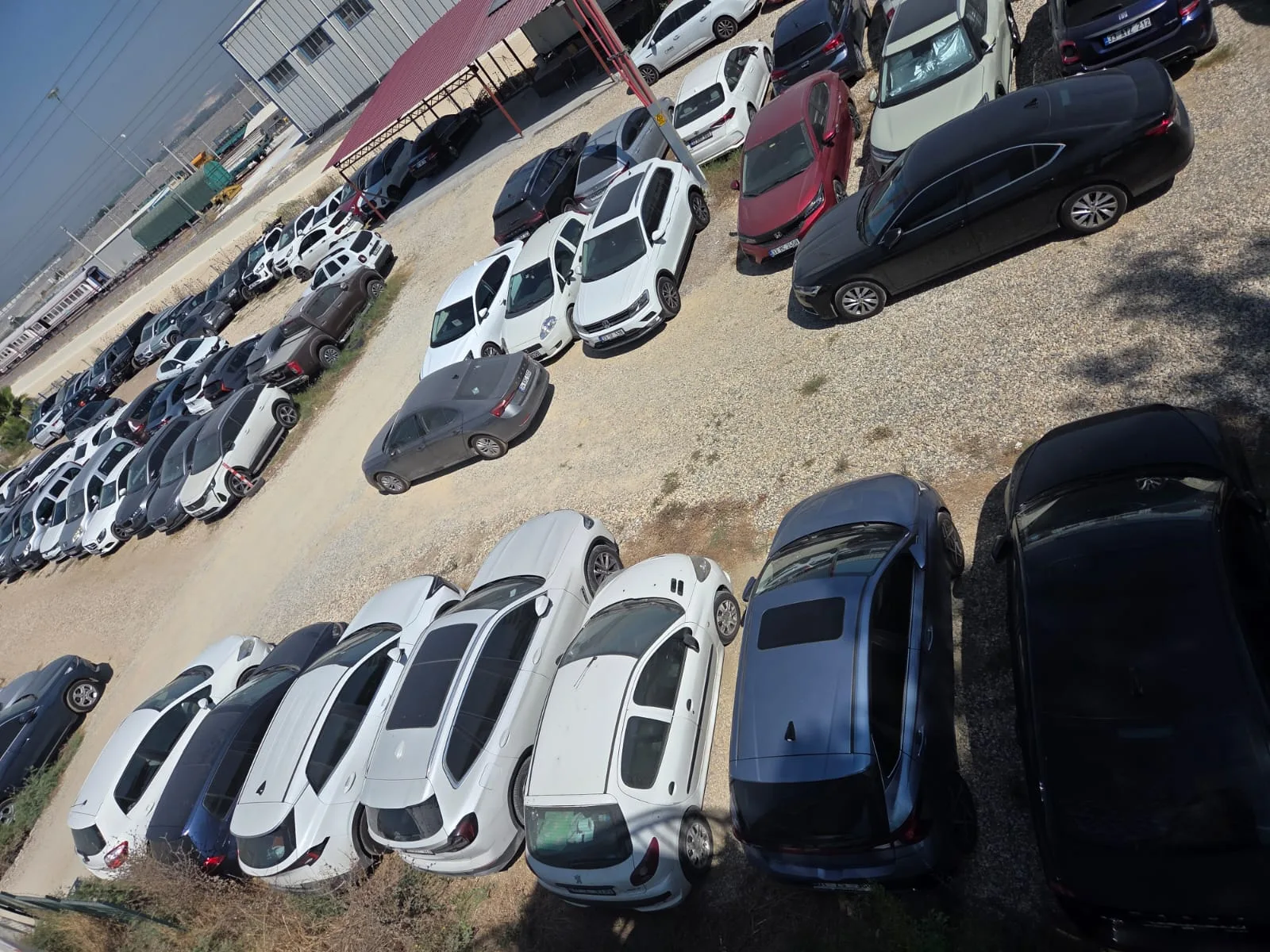 Çukurova havaalanı otoparkında park halindeki otomobiller